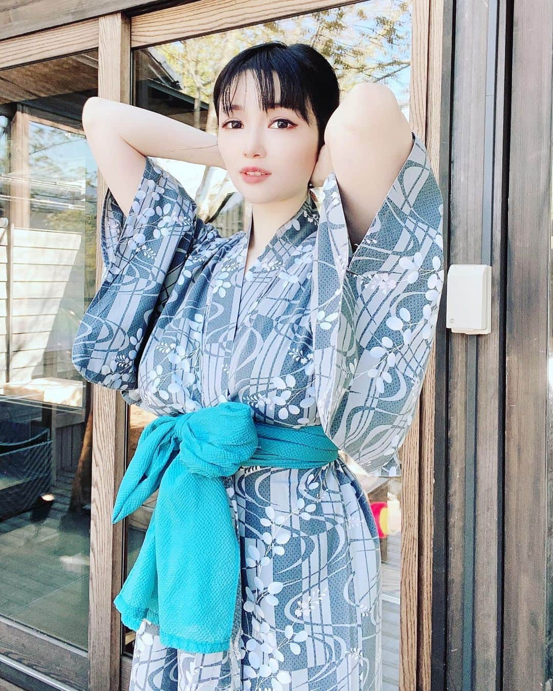 森下悠里さんのインスタグラム写真 - (森下悠里Instagram)「フォルダ整理✨✨ - 大好きな温泉の一番大きなお部屋体験 - 3階建てで部屋に足湯とシアタールーム 大きなお庭、檜の内風呂、露天風呂、離れがあったよ💓 - 3.4家族くらいで泊まれそうな広さだった✨ - 落ち着いたらまた温泉行きたいな♨️ - - #onsen #trip #instatrip #hotsprings」6月3日 22時48分 - yuurimorishita