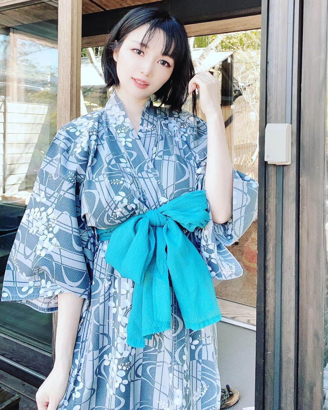 森下悠里さんのインスタグラム写真 - (森下悠里Instagram)「フォルダ整理✨✨ - 大好きな温泉の一番大きなお部屋体験 - 3階建てで部屋に足湯とシアタールーム 大きなお庭、檜の内風呂、露天風呂、離れがあったよ💓 - 3.4家族くらいで泊まれそうな広さだった✨ - 落ち着いたらまた温泉行きたいな♨️ - - #onsen #trip #instatrip #hotsprings」6月3日 22時48分 - yuurimorishita