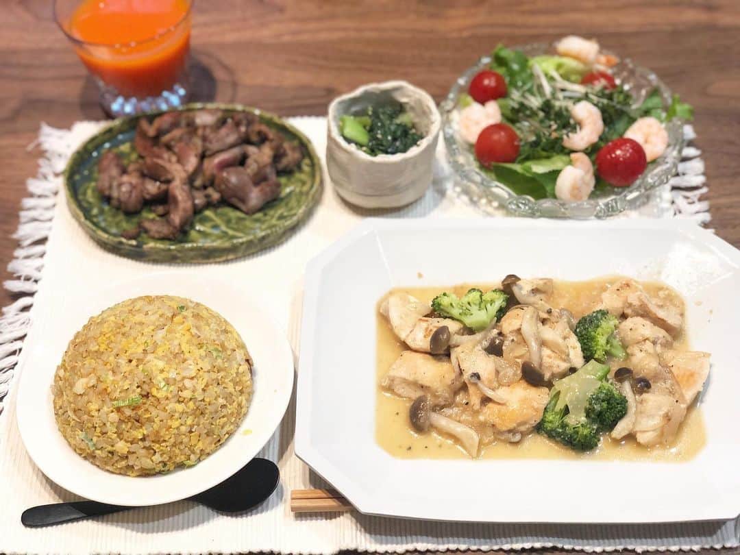 西木恵美里のインスタグラム：「#鶏むね肉のクリーム煮 #餃子の具リメイク炒飯 #砂肝の塩胡椒炒め #エビサラダ #小松菜のナムル  2枚目はお昼ごはん🍽 ささみのカレーピカタ✨ 美味しかったらしい🧏🏼‍♂️ . . サラダにはブロッコリースプラウト！ 村上農園さんのブロッコリースプラウトは抗酸化力や解毒力を高めるスルフォラファンがすごいらしい！」