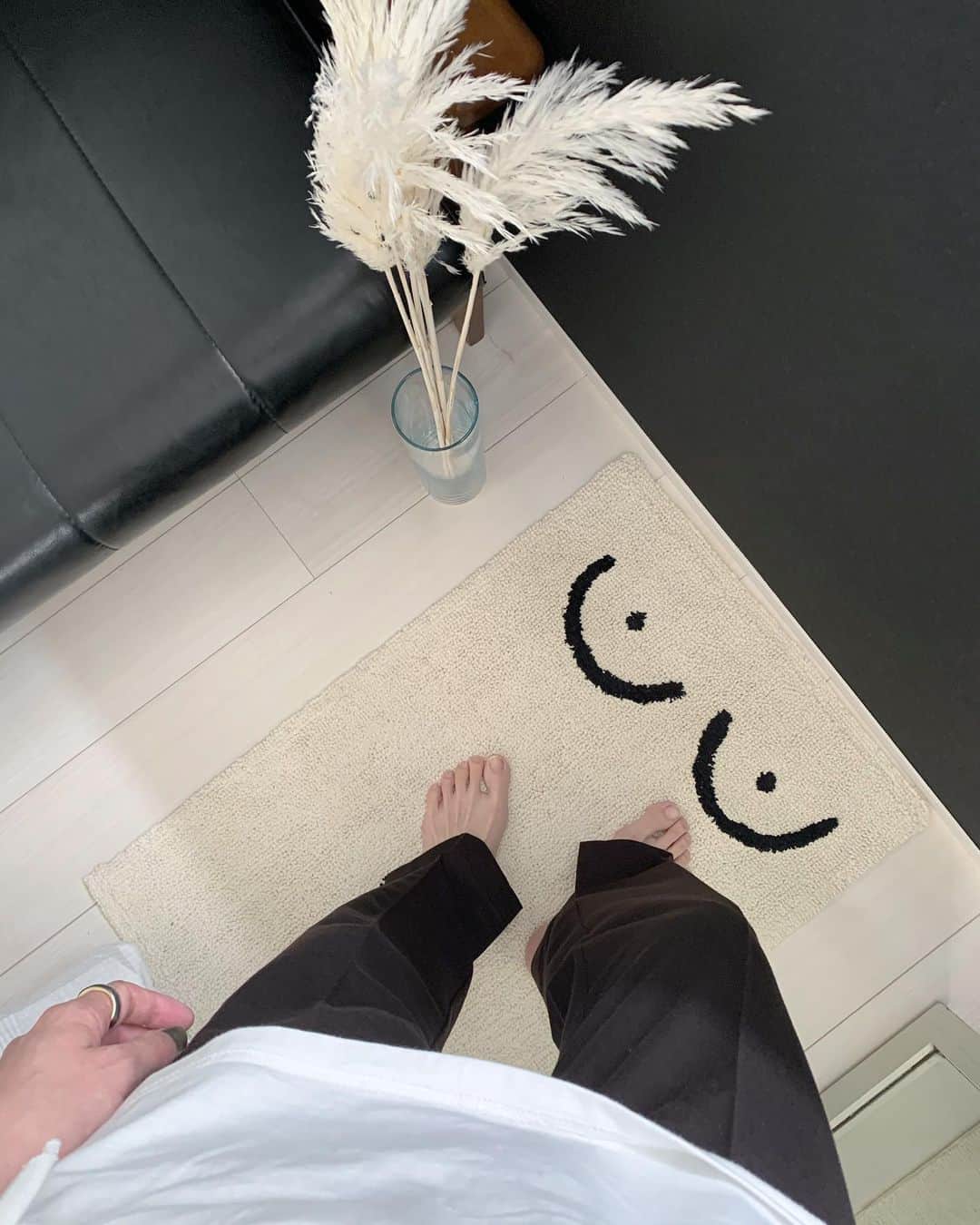Mie Kawanoのインスタグラム：「楽ちんで脚長効果あって 裾のスリットがお気に入りのpants♡ pants @allumerofficial」