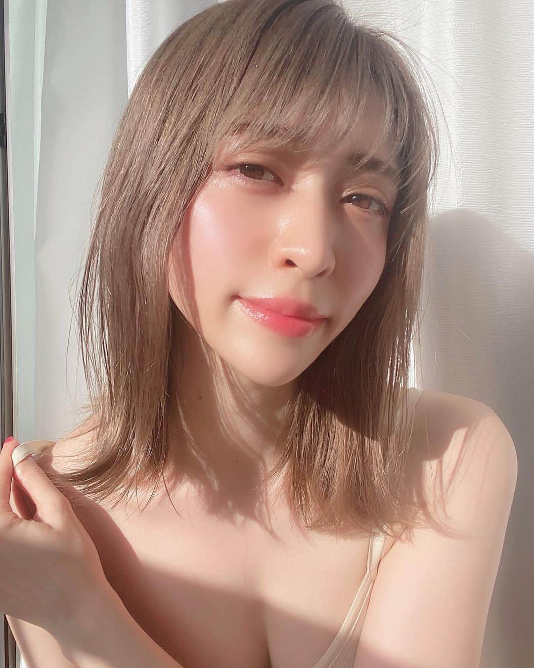 新部宏美さんのインスタグラム写真 - (新部宏美Instagram)「気楽に見れるラブコメすきだなあ🥰🥰🥰 * #梨泰院クラス#愛の不時着#彼女は綺麗だった 見終えたんだけど、次は何みよう？？😗 ちなみに#青い海の伝説#よくおごってくれる綺麗なお姉さん はまだ途中🌈」6月3日 22時58分 - piromin_1202