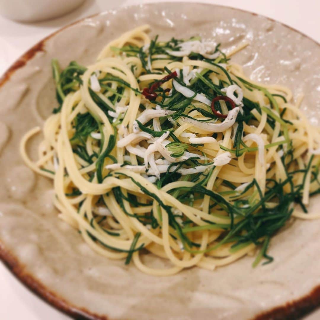 高橋里帆のインスタグラム：「おかひじきにハマってしまっている〜🤣 ピリ辛しらすとおかひじきの和風ペペロンチーノ✨  後は椎茸のステーキ！撮るの忘れちゃったけど〜💦 今日はチャチャっと簡単パスタ🍝  #パスタ#おかひじき#しらす#ペペロンチーノ#里帆家ご飯 #簡単レシピ#椎茸#椎茸ステーキ#和風#和風ペペロンチーノ」