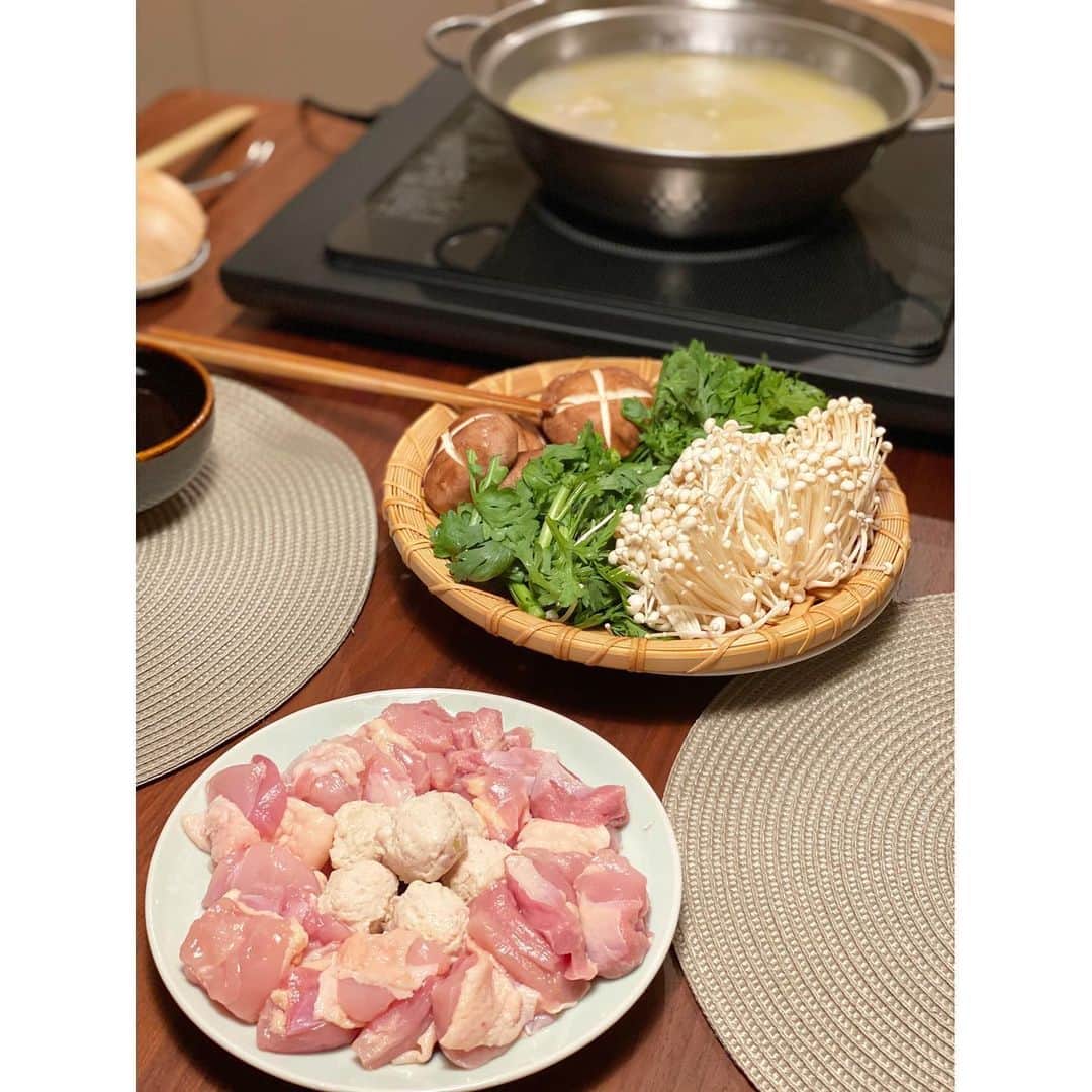 のインスタグラム：「* 伊集院光とらじおと内「桐畑トールのシェフが行く店のシェフが行く店」（月曜日にお引越ししました🙋‍♀️）で、営業自粛をしていた飲食店応援コーナーで、新橋の舎舎迦さんの鶏鍋を頂きました🙏 * まずはこのスープだけを頂き🤤濃厚だけれども、味わいは全然しつこくない！お肉や野菜は美味しいポン酢とも良く合いました！ * 鳥つくねもコリコリした食感でとっても美味しかった！次の日は絞めのラーメンを頂きました😋！いつかお店にお邪魔できるのを楽しみにしています✨」