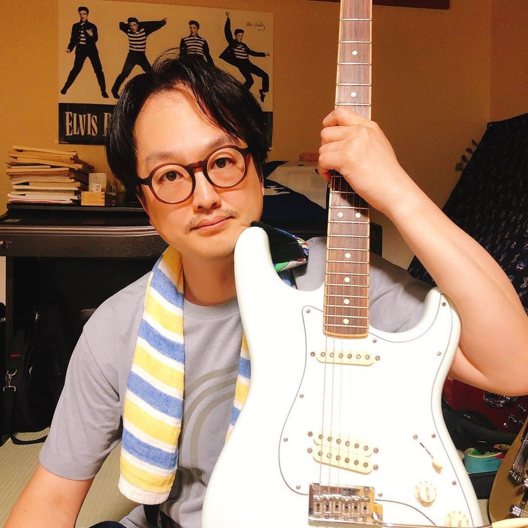松浦真也のインスタグラム：「ストラト梅田ESPさんで改造してもらいました！  6月13日の、スナック吉本「ヤンシー&マリコンヌと過ごす夜」で小一時間詳しく解説したいと思います。興味ある方ぜひ！  https://silkhat.yoshimoto.co.jp/projects/1588  #esp梅田カスタムショップ  #ロビーロバートソン  #センターとリアひっつけた」
