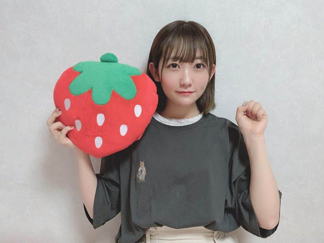夏川愛実のインスタグラム：「﻿ おうち（´-`）.｡oO﻿ ﻿ 最近お気に入りのいちごと 隠れくまてゃん🍓🧸﻿ ﻿ ﻿ #春夏#春服#夏服#今日のコーデ#私服#おうちコーデ#Tシャツ﻿ #ヘアアレンジ#ボブアレンジ#ショートボブ#ショート女子﻿ #ボブカット#ショートヘア#ボブヘア#Tシャツコーデ﻿ #continuerdeniceclaup ﻿ ﻿ ﻿」