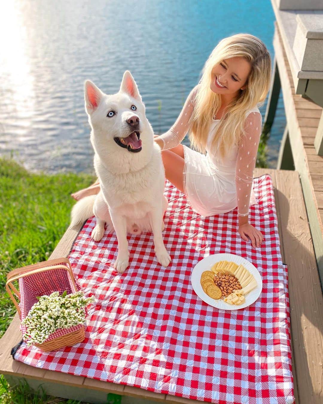 サシャ・カリスのインスタグラム：「My handsome picnic date ❤️ Tag 🏷 who you would take on this date ⬇️✨ Check out my stories to watch me feeding this cutie! ☺️💕」