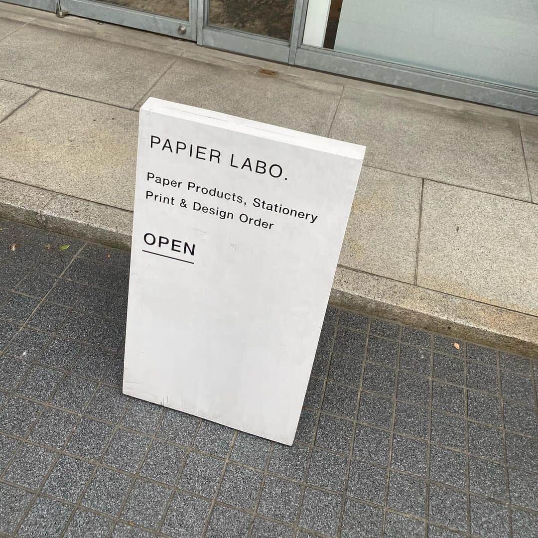 mar.ayaさんのインスタグラム写真 - (mar.ayaInstagram)「@papierlabo.tokyo  オンラインで見た時からツボで、久々にオープンした店舗に、立ち寄り。 お持ち帰りした子たちはまた追ってお見せします☺︎ お店の雰囲気も本当に素敵。 一階が店舗で二階がアトリエに。 いちおしなセレクトです🪐 #papierlabo」6月3日 23時16分 - mar.aya
