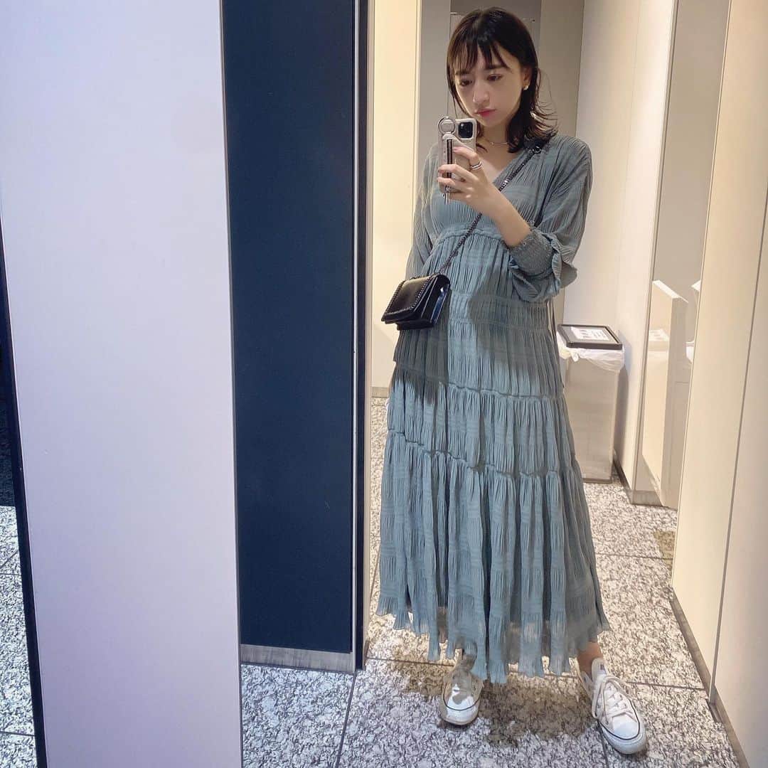 井元麻帆のインスタグラム：「👗🐋💙 よくある鏡の写真、どこ見ていいか何回撮っても難しい😚 久々の事務所で打ち合わせの日でした🤲🏻✨ #右手にマスク #目線おーい」