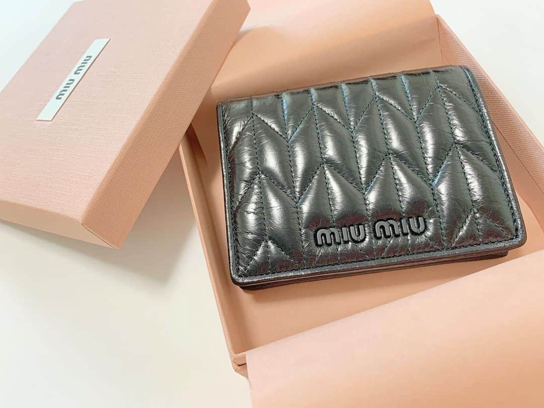八木沙季のインスタグラム：「🎁🎁 . お父さんに誕生日プレゼント買ってもらった☺️🙏 ずっと欲しかったMiuMiuの財布🥺💖💖 大事に使おーーー☺️ お父さんありがとう🥰 .」