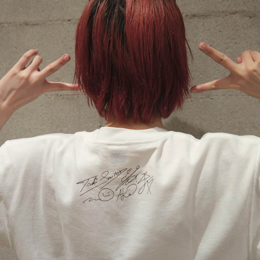 FAKYさんのインスタグラム写真 - (FAKYInstagram)「＼💓#WeAreAllHereTogether Tシャツ🎁💓／﻿ ﻿ 後ろにはメンバーのサインが﻿ プリントされてます😳﻿ ﻿ LINE MUSICで「Re:Candy」をフル尺でたくさん聴いてくれた方上位40名様に、﻿ #WeAreAllHereTogether オリジナル限定Tシャツをプレゼントするキャンペーンを実施中🎁🎁﻿ ﻿ 対象期間は、5/27（水）〜6/10（水）23:59まで﻿ 詳しくは公式HPをご覧ください。﻿ ご応募お待ちしております！💓💓﻿ ﻿ 残り1週間！！﻿ ﻿ 『Re:wrapped』収録曲﻿ 01. Re:Candy﻿ 02. Re:Surrender﻿ 03. Re:Last Petal﻿ 04. Re:Chase Me﻿ 05. Re:Bad Things﻿ 06. Re:Someday We’ll Know﻿ 07. Re:Who We Are﻿ ﻿ #Rewrapped﻿ #WeAreAllHereTogether﻿ ﻿ by FAKY staff」6月3日 23時36分 - fakyjp