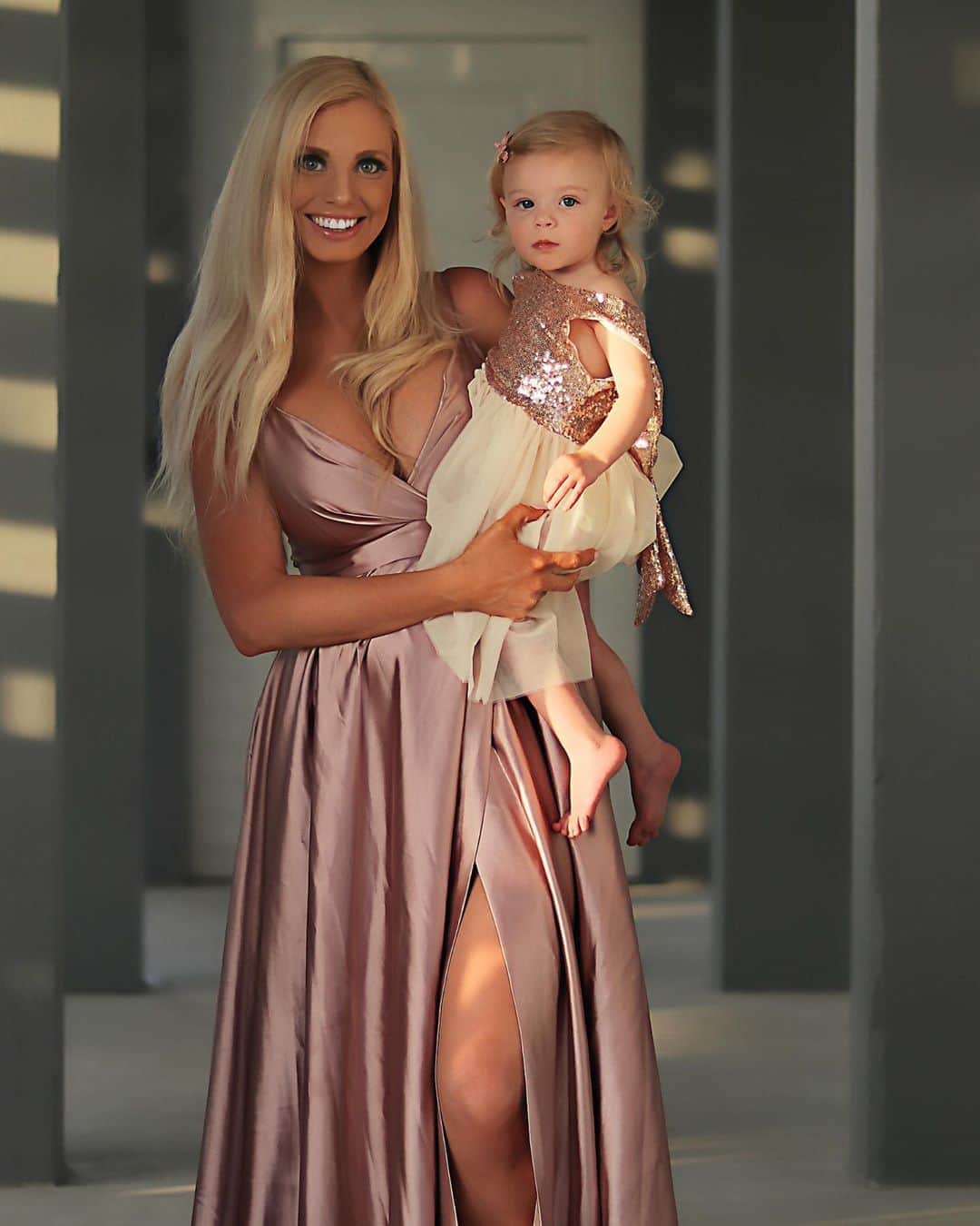 レイン・ギャリソンのインスタグラム：「When all seems dark in the world, my girls give me light! We are all family and created equal in God’s eyes.」