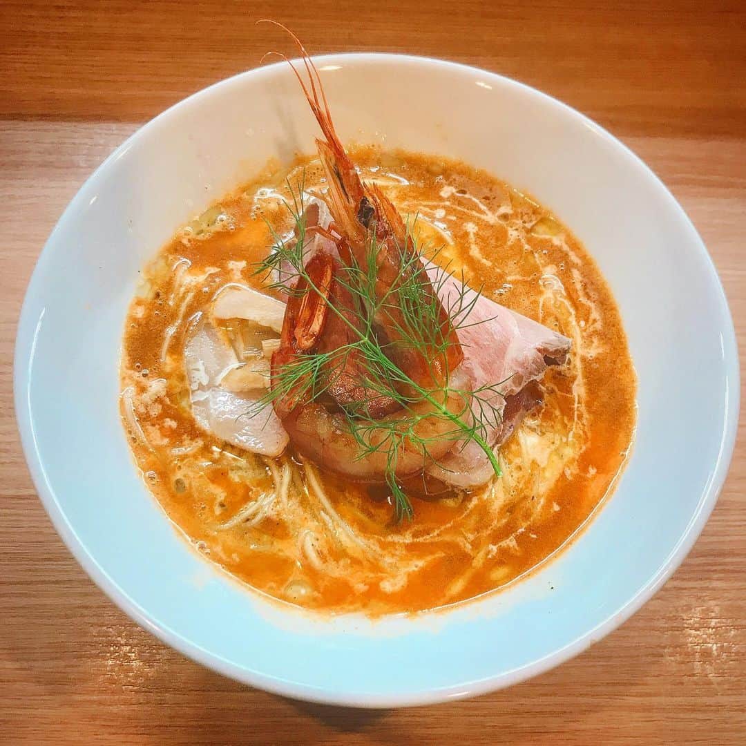 無化調ラーメン「ゆきふじ」のインスタグラム：「本日から発売の限定麺 『海老のビスクの鶏白湯』 甘エビに頭を焼いた後、野菜と一緒に鶏白湯で煮込んだ濃厚なスープに仕上がっています。 海老は漬けにしてます。 これでもかというくらい食材をつぎ込みましたが、今回サービス価格で￥1000とさせていただきました。 次回がありましたら少し値段は上がります。  初日から結構出てしまったので、追加で食材を仕入れて仕込みます💦  #海老のビスク #鶏白湯#ハーブオイル #濃厚 #甘エビ #海老ラーメン #浅草開化楼」