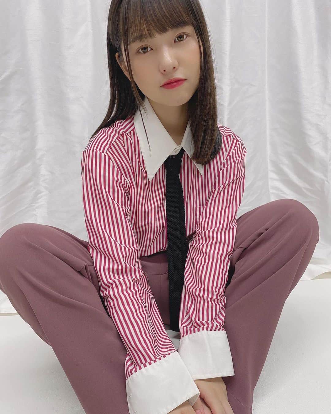 本郷柚巴のインスタグラム：「襟と袖がきっちり出てるシャツが好き。正装っぽくネクタイしてるけどふにゃぁ〜って着たいからインしない♥️ 1100円のシャツ可愛い👔 みんな大好きKINJIで買ったよ♥️ 今度これでお出かけします🙂  #古着 #裸足 #ストライプシャツ #黒ネクタイ」
