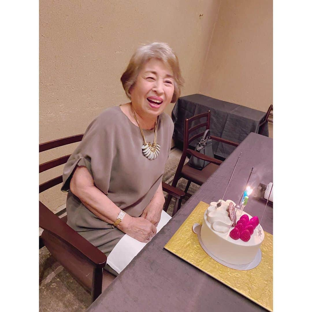 秋本祐希さんのインスタグラム写真 - (秋本祐希Instagram)「Happy birthday mom❤️ 今日もとんちんかんな話ばかりしてたけど笑 大好きな不風流のすき焼きコースをペロリと完食😋 79歳のお誕生日を健康で迎えられた事 感謝だね☺︎ パパさんのぶんまでまだまだ毎日を楽しんで 長生きして あっかるいママでいてください❤️ 来年のお誕生日もその笑顔見せてね😊 ひっそりとだけど 数ヶ月ぶりの家族での外食でした🎂 お誕生日おめでとう&元気でいてくれてありがとう☺︎ LOVE 2020.06.03 #momsbirthday  #mymom #birthday #happyday #不風流」6月3日 23時59分 - ayuuki0908