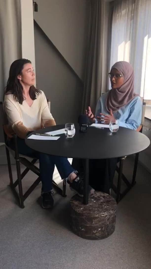 のインスタグラム：「With @suadalim, author of debut novel ”Dina händer var fulla av liv”, and Paola Castro Neiderstam, Head of Development Unit at Save the Children.  The talk revolves around girls on the move: Who are they? What are they fleeing from? What do they encounter along the way and what can we do to support them?  Hope is proud to support the campaign ’Pippi of Today’ together with @savethechildren and @astridlindgrenofficial.  Thanks to @bliquebynobis」