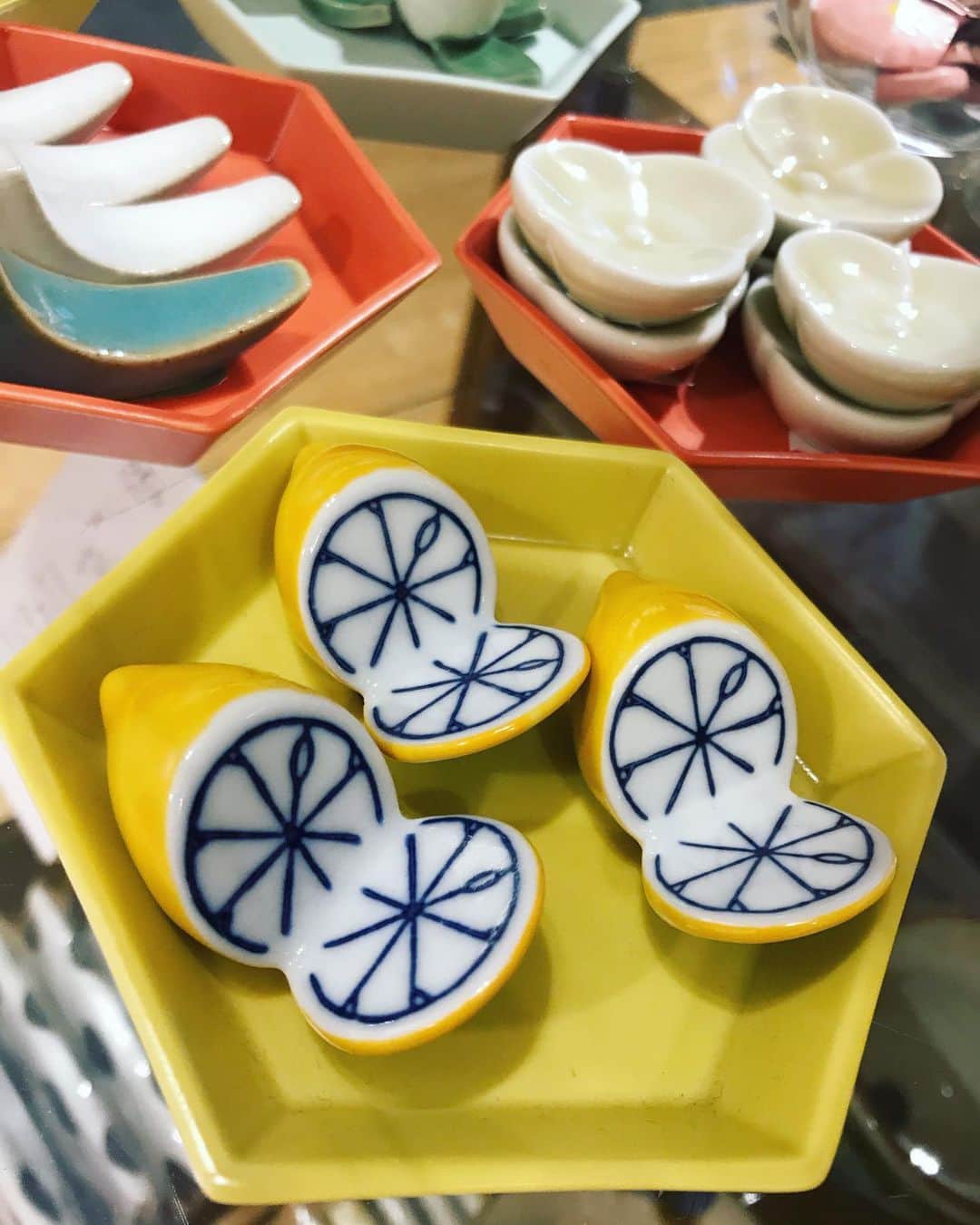 三好ジェームスのインスタグラム：「最近の趣味  #箸置きコレクション  このレモンの箸置き🍋たまらんっ！  キュウリ🥒とか、魚🐟とか、色々ある。  #箸置き#箸置き集め #レモン#キュウリ#魚箸置き#chopstickrest #もっと色々教えてほしい #chopstickstand#젓가락받침#젓가락」