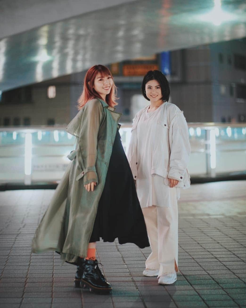 貴愛kwiae Officialのインスタグラム：「撮影終了後の笑顔😇 with @nanohakameoka 菜花さんには全身白を選んで着てもらいました🥰💋 MVでも目立っていてが服が動いてる感じも妖精のようで白で良かった✨ * * 🆕【 Seize the day 】⚡MUSIC VIDEOの時に 着ていた洋服を勝手に紹介します笑🥰❤ * シアーコートはもう10年くらい前から知っている @isookorea オンニの洋服です😘@isook_official  丈が長くて肌寒い日でもサラッと切れてカッコ良いのでとても好き！ 他のisookの洋服も普段よく着てます💗 * * 写真で見えないけどMVで見えてます✨ レースtopsはいつも展示会に呼んでもらっている @deicy_official  これ好きすぎて最近色違い買った笑✨クールだけどこういう繊細なレースや女性らしさも兼ね備えたい。笑  DEICYは可愛いお洋服沢山！結婚式とかでも着たよ💋 * ワンピースは @candystripper_official  これも展示会でゲットさせてもって、好きすぎてほんとに四季問わず着れる✨そして、動きがすごく出るのでとても好き😘 中学生のころ憧れててでも高くて買えなかったから今着れるようになり幸せ〜🥰 * * 韓国まっぷる撮影の時の @msmrseoul の靴下✨ オレンジがちょっとポイント笑 ここの店員さんが鬼優しいので行くとフルーツ出してくれたりサービス凄いからソウルに行けるようなったら行ってください。すごい行きづらいけど笑 ステッカーとか凄いくれる笑 この厚みと長さがないと 履きなれてない @drmartens_japan  マーチン履けない笑 早く履きこなしたい😇  アクセサリーは指輪とネックレス @ader_official 好きすぎてほぼ毎日付けてます✨MVでもよく見えるはず😘 * *  ひとつの表現として好きな服を着ていきたいし、想いのある服を着れて幸せ🥰 * * * 皆様YouTubeコメントとかシェアしてくれたりとか本当にありがとう💋😘 * 📷@joylous_tokyo #fashion #mv #musicvideo  #single #newsong #kwiae #isook #deicy #candystripper  #msmr #drmartensstyle #portrait」