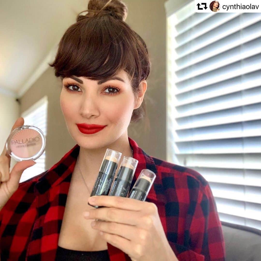 Palladio Beautyさんのインスタグラム写真 - (Palladio BeautyInstagram)「#repost @cynthiaolav • • •  I went to the mailbox and found a little gift 🎁 ... I received 3 foundation sticks (Almond, Natural Ivory and Natural Beige) from @palladiobeauty ❤️ I can't wait to use all 3 👀why not, makeup artists never only use 1 shade on the entire face, they always blend them to match your skin! 😜 I also got 4 Sunkissed highlighters (Soulmate / Sunset / Eternal Sunshine and Sunlight) They are beautiful 😃👌🏻, you can see them in my story. Happy day 😘 ・・・ Fui al correo y tenía regalitos 😁🎉 Me llegaron 3 bases en barra (Almond, Natural Ivory y Natural Beige) de @palladiobeauty ❤️ Voy a usar las 3, porque si algo he 👀 es que mis maquillistas no usan la misma base en toda la cara, siempre mezclan ;) También me llegaron 4  Sunkissed highlighters ( Soulmate/ Sunset/ Eternal Sunshine y Sunlight) Estàn bellos 😃👌🏻, los pueden ver en mi Story. Feliz día 😘  #vegansunkissedhighlighter #veganfoundationstick #vegan #crueltyfree #parabenfree」6月4日 0時05分 - palladiobeauty