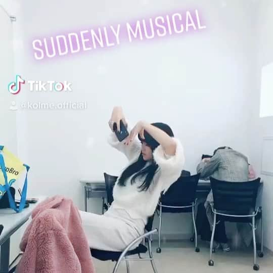 callmeのインスタグラム：「TikTok更新‼️ #kolme #更新 #musical #suddenly #TikTok #love #xmas #christmas #summer #突然 #ミュージカル」