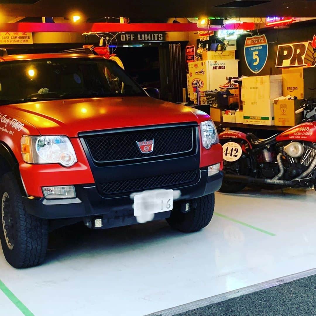 のインスタグラム：「キャデラックが車検、いつも 紫外線に耐えて居るトラックに愛を与える。」
