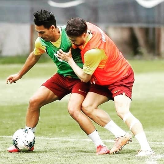 ラダメル・ファルカオさんのインスタグラム写真 - (ラダメル・ファルカオInstagram)「Tu tarea es: cuidar el balón. /// Your task: keep safe the ball ⚽️👊🏼 Photo: @cimbom.yolunda1905」6月4日 0時23分 - falcao