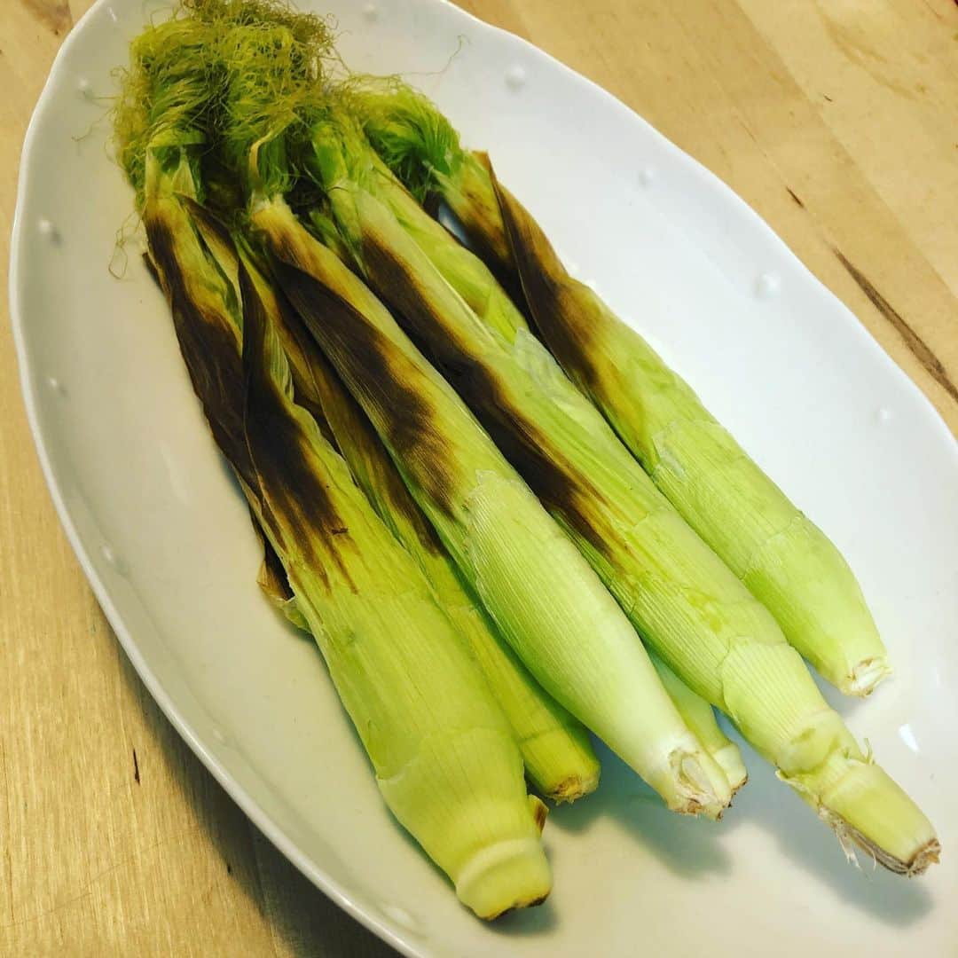神尾佑さんのインスタグラム写真 - (神尾佑Instagram)「ヤングコーンをグリルで焼いただけだな。ヤングコーンって剥くとびっくりするくらいちっさいねw 食べられるのは今だけです。」6月4日 0時32分 - yu_kamio