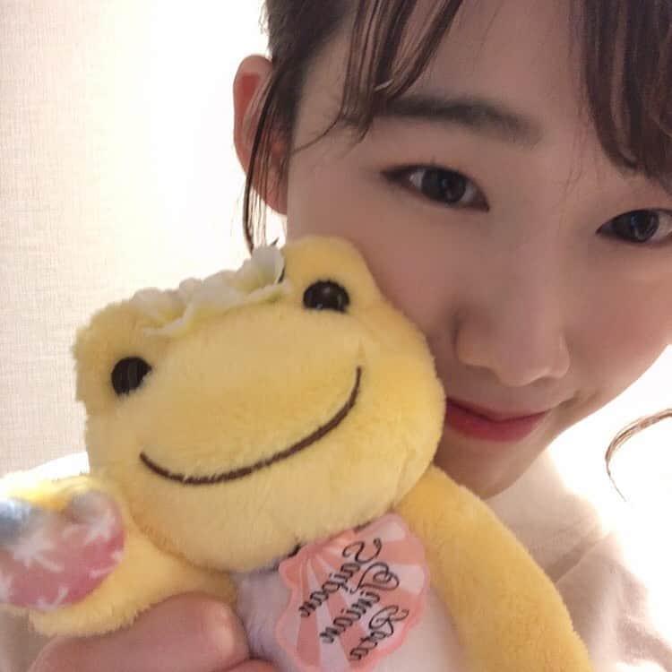柏山奈々美さんのインスタグラム写真 - (柏山奈々美Instagram)「配信での写真まだあるので載せます〜😊 この日の為に色紙まで用意して頂いて感激しました…！すべて手描きで感動した…。 本当にありがとうございます。  マイピクちゃんは黄色のピクルスちゃんです✨  #かえるのピクルス」6月4日 0時35分 - nanamikashiyama
