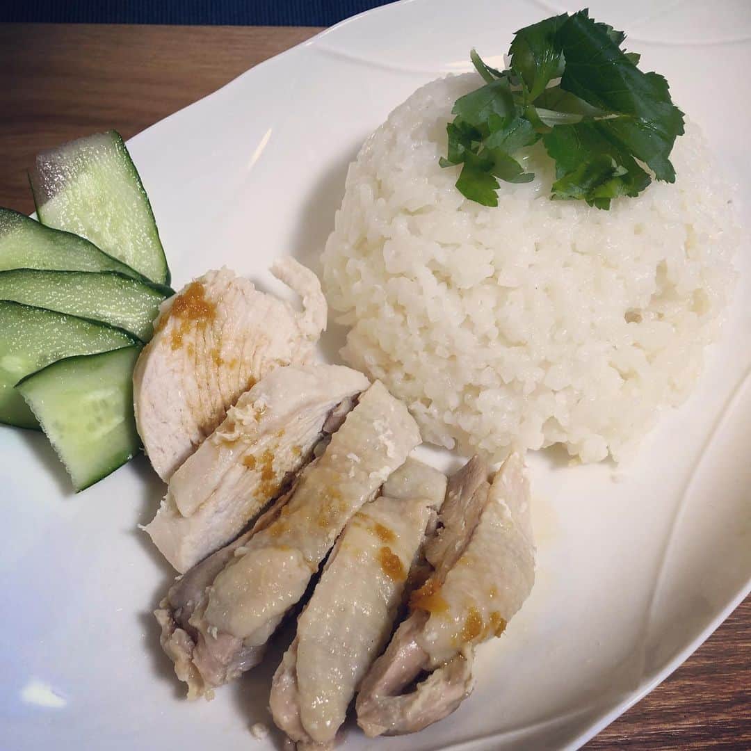 神尾佑さんのインスタグラム写真 - (神尾佑Instagram)「シンガポールチキンライスを作ってしまいました。 パクチーがなかったので三つ葉、笑 炊飯器だけで作れるのはいい。 色々レシピ見たんだが、少し改良が必要だねぇ。」6月4日 0時40分 - yu_kamio