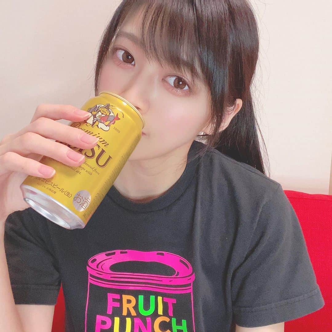 藤田いろはのインスタグラム：「今日暑かったからビールおいちいね🍺﻿ このTシャツ実は中学生の時に買った芸人のフルーツポンチさんのTシャツなんだよー！﻿ 物持ちめっちゃ良😳笑﻿ 当時すごく好き(特に亘さん推し)で、デザインもめっちゃかわいくてずっと大切に着てる。まだ売ってたら新しくしたいくらい！﻿ ﻿ ﻿ ﻿ ‪#藤田いろは#グラビア#gravure #japanesegirl #レースクイーン#tokyo  #l4l #aziangirl  #ビジョビ #模特 #뷰티스타그램 #셀카  #cosplay #黒髪ロング#팔로우#소통해요#셀스타그램　#フルーツポンチ #フルーツポンチ亘 #フルーツポンチ村上 #ビール #ビール女子 #酒好き#小さな幸せ #贅沢なひととき」
