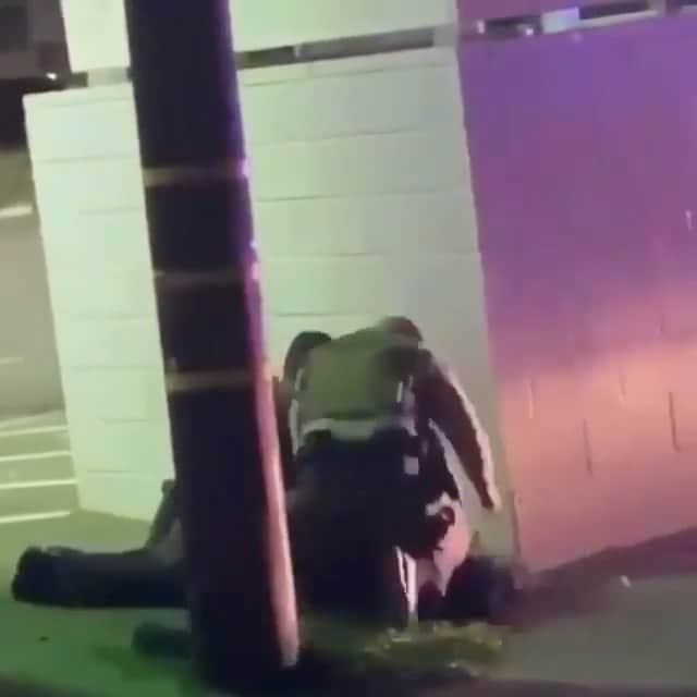 ファンクマスター・フレックスのインスタグラム：「While protesting is going on.... these cops still feel the need to put a knee on a mans neck! AGAIN! They look around to see who’s looking! They don’t stop until they hear the women’s voice! Horrifying to know the people who are to protect us do this! LA SHERIFFS: via @tmz_tv」