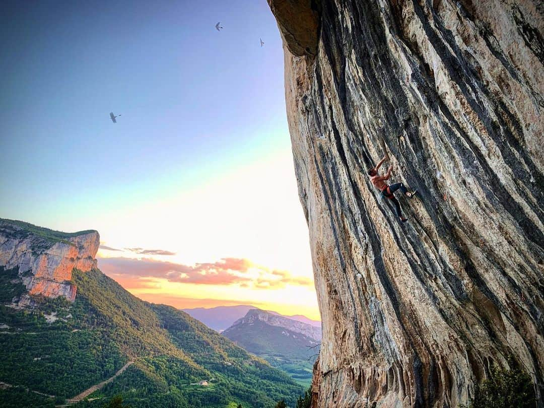 ジェレミー・ボンダーさんのインスタグラム写真 - (ジェレミー・ボンダーInstagram)「Quelle chance de faire un sport de pleine nature, des échanges de méthodes, des combats, des moments de rigolade, de belles rencontres... et tout cela dans un paysage fabuleux !!! . 📷 Flo Samyn dans un essai tardif 😉 . #arkose #bethbyarkose #snap #lasportiva #ffme #ffmeoccitanie #beal #bup」6月4日 1時14分 - jeremybonder