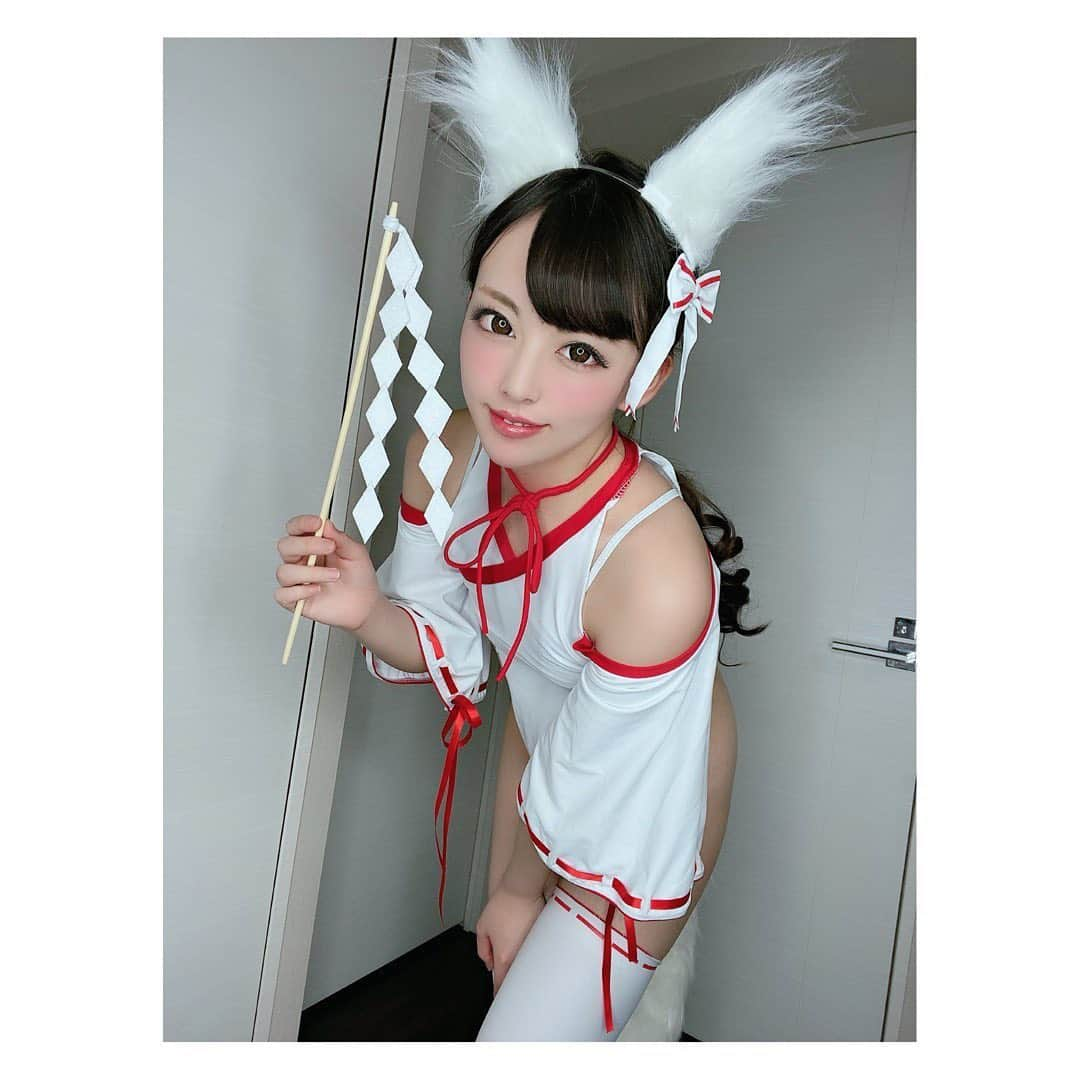 黒木いくみさんのインスタグラム写真 - (黒木いくみInstagram)「狐×くいこみ巫女さん🦊① ・ ・ ・ ・ ・ お知らせ📣 ファンティアはじめました！Twitterやインスタには載せられないような◯◯◯な動画や写真を更新しています🥺✨➡️ 6CH.💋〇〇〇がだいすき！！！ (黒居ろく| ROKU KUROI)｜ファンティア[Fantia] https://fantia.jp/kr_9616‬ ・ 作品撮りを手伝ってくださるカメラマン様を募集中です！我こそは！という方はメッセージをください。全員にお返事できない可能性や、これまでの活動実績、作品の確認をさせていただく可能性もあります。ご了承ください。 ・ ・ ・ #portrait #pornactress  #sexymodel #girl #Japaneseporn #Japanesegirl #黒居ろく #kuroiroku #AV女優 #ポートレート #フリーモデル #photooftheday #follow #instagood #instagramjapan #photography #cosplay #cosplayer #被写体 #撮影会モデル #ポートレート好きな人と繋がりたい #カメラマンさんと繋がりたい #カメラマン募集 #歪萌舎 #巫女 #コスプレ」6月4日 1時14分 - kr_9616