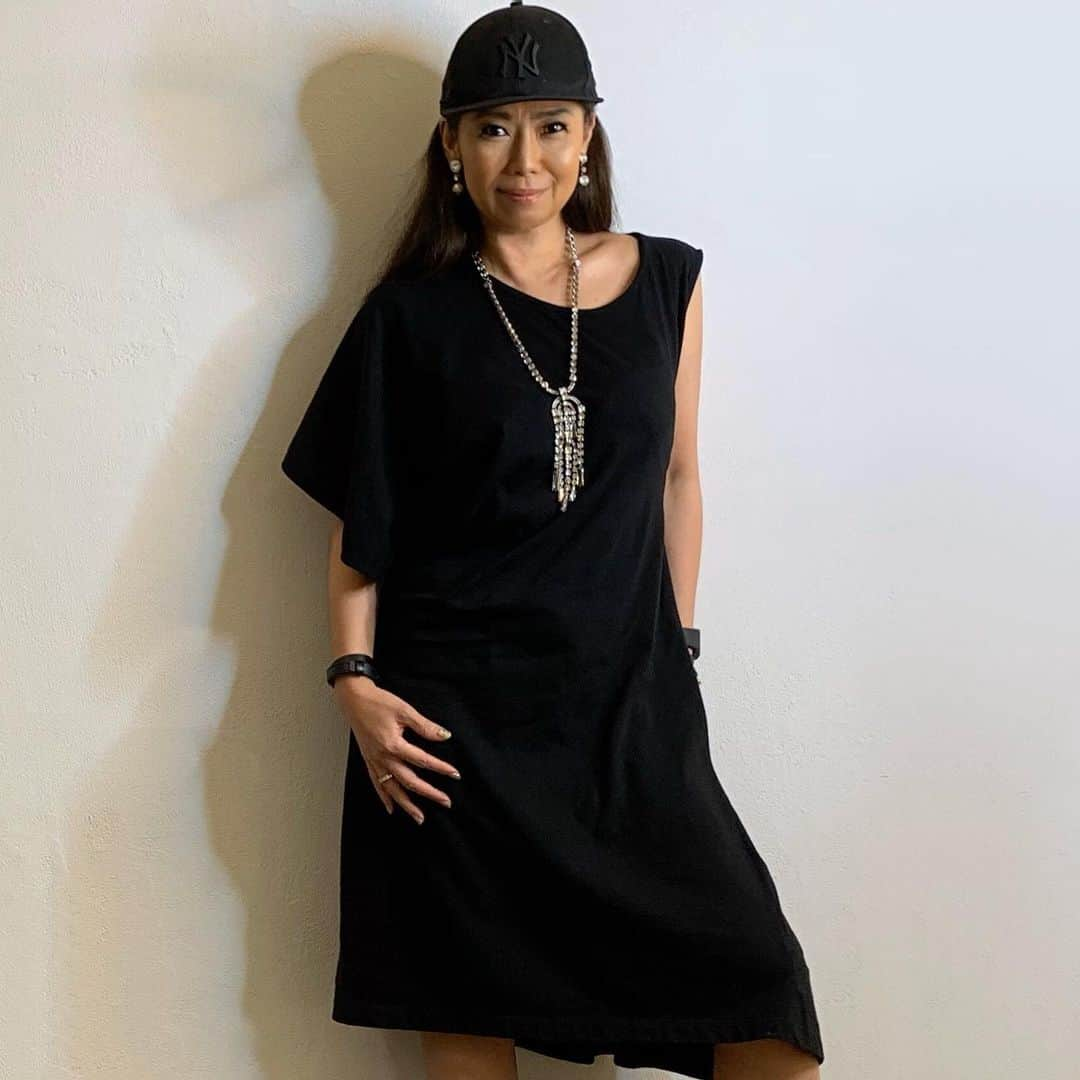 Taki Tanakaさんのインスタグラム写真 - (Taki TanakaInstagram)「#ootd #outfitoftheday #outfit  dress #MM6 @mm6maisonmargiela  necklace #lanvin @lanvinofficial  cap #yankeescap #neweracap  #ブラックファッション #🖤 10代の頃からずっと愛している#blackmusic #blackfashion  日焼けシミ警報のいい歳になっても、いまだに日焼けをやめられないのも うんと格好良くておしゃれで美しい 黒人に憧れて、憧れてきたから。 #loveyou  #izastagram」6月4日 1時17分 - tanakataki