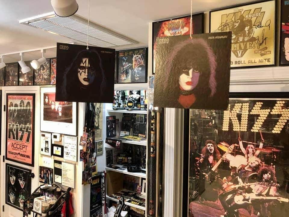 KISSさんのインスタグラム写真 - (KISSInstagram)「#CollectingKISS! Steve McCarthy just added the #KISS Solo album mobiles to his amazing collection. He spent several decades trying to locate these rare promo items. 🤟  What is the rarest item in your collection? #KISSARMYROCKS!」6月4日 1時19分 - kissonline