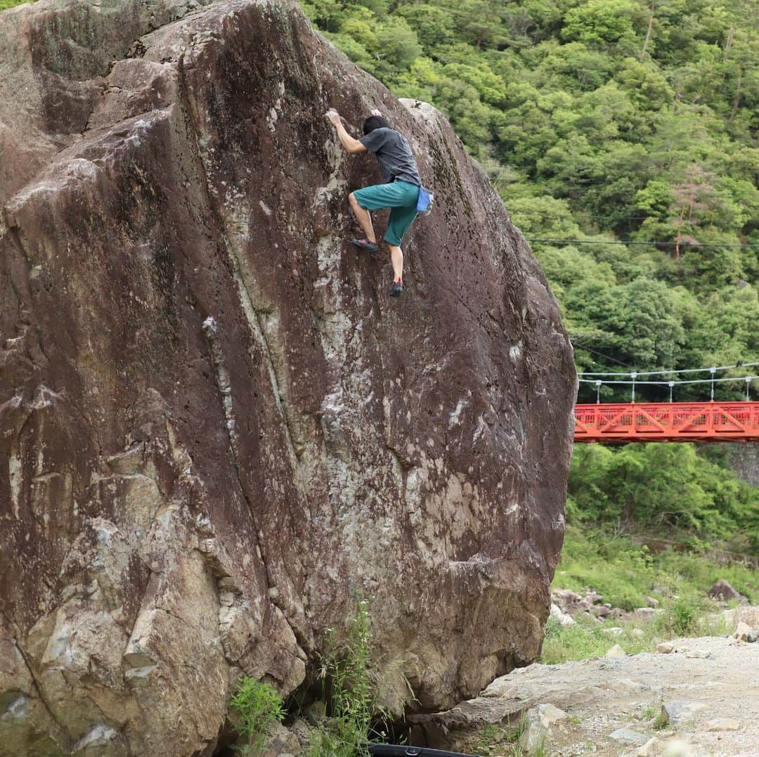 濱田健介さんのインスタグラム写真 - (濱田健介Instagram)「I went to Mukogawa several days ago. It was too hot.. but I enjoyed big slab that was not difficult.  先日、所用で武庫川へ。 流石に暑くてシーズンオフってたけど、適当にいろいろ登った。久しぶりに（昔に登った以来？）表のスラブ登ったけど、高さが増してて気持ち良かった。まあ簡単なんやけど。 工事以降、下地が良くなったせいもあってか訪れる人も多くなって、新しいラインもいくつか引かれて、、それは良いことなんやけど。 その後もあまり詳しくは知らないけど、限定まがいの課題や蛇足なリンク課題が追加されたみたいで、まあ正直なんだかなーーって感じはあって。やっぱシンプルなラインがカッコいいやん？ 限定とかリンクを登って遊ぶのは全然ありやし、むしろ自由に登ればいいと思うけど、それを課題とするのはちょっとどうかなーー、と思うところもありまして。 といっても、限定とかリンクにも自然なラインはあるし、こればっかりは経験とセンスしかないのか。でも人それぞれなところもあるから線引きは難しいな。  まあ結局何をしたところで、大ちゃんとラインを見出して、掃除して、下地整備して、打ち込んだ、あの時の岩はもう無いわけでして。工事が全て変えてしまった。悲しいけど仕方がないし、僕はもうこの岩のことは忘れて、次の岩に向かいたいと思います。  でもいい岩には変わりにないので、みんなで上手いことやって、いい感じになっていくように願ってます。  最近、長文が多くてすみません。 でも言いたいことは言ったぞーー。  @rockmasterhq  @organicclimbing  @unparallelup  @nogradjustfeeling  @camp1889」6月4日 1時30分 - hamaken87