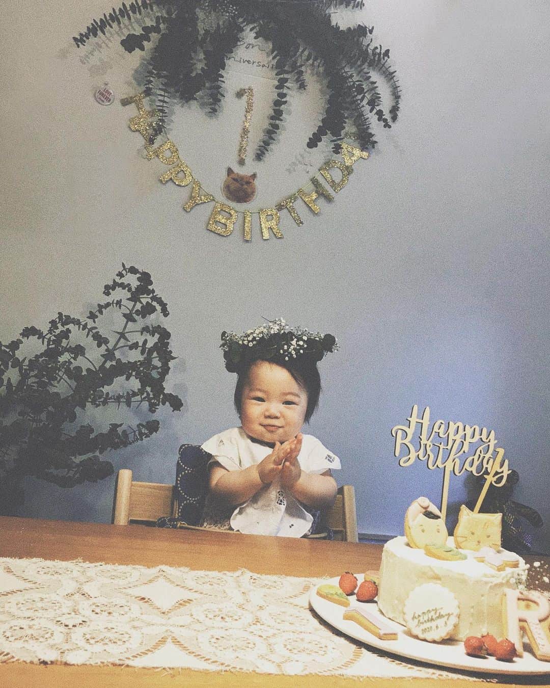 濱中鮎子さんのインスタグラム写真 - (濱中鮎子Instagram)「6/3に1歳を迎えました。  色んなことがありすぎて記憶が飛んでいますが、元気に力強く育ってくれていることに感謝。  去年の今頃は産後ハイで全く眠れなかったなぁ。 そして今日は登園2日目。 園庭でダンゴムシに釘付けだったそう。  とにもかくにもおめでとう！ すくすく育て！  #手作りケーキの雑さも @canvascookiesjiyugaoka  さんのアイシングクッキーで華やぎました。ありがとうございました😊 ケーキのお皿は桜の灰釉薬を使ったもの。 @logiplantsandflowers  さんのコンセプトが素敵で、お嬢も名前に「花」 が入っているし、繋がるなぁとファーストケーキはこちらで。  #お嬢1歳になりました #スマッシュケーキやらせようとしたら #全く破壊しなかった #平和主義」6月4日 1時55分 - ayukohamanaka