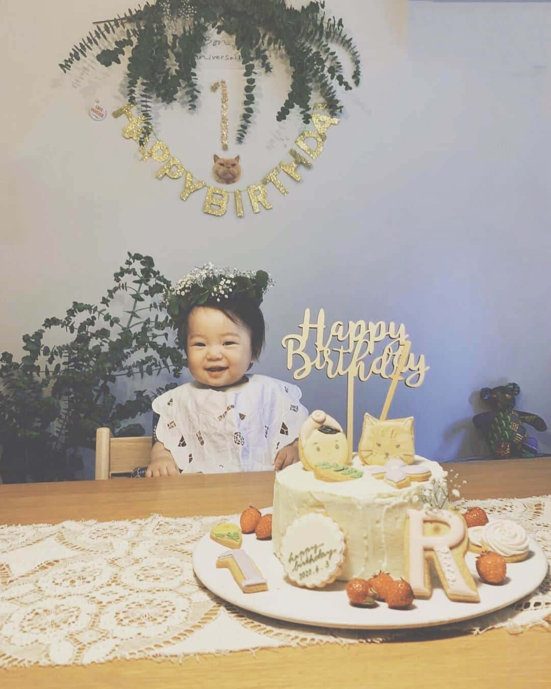 濱中鮎子さんのインスタグラム写真 - (濱中鮎子Instagram)「6/3に1歳を迎えました。  色んなことがありすぎて記憶が飛んでいますが、元気に力強く育ってくれていることに感謝。  去年の今頃は産後ハイで全く眠れなかったなぁ。 そして今日は登園2日目。 園庭でダンゴムシに釘付けだったそう。  とにもかくにもおめでとう！ すくすく育て！  #手作りケーキの雑さも @canvascookiesjiyugaoka  さんのアイシングクッキーで華やぎました。ありがとうございました😊 ケーキのお皿は桜の灰釉薬を使ったもの。 @logiplantsandflowers  さんのコンセプトが素敵で、お嬢も名前に「花」 が入っているし、繋がるなぁとファーストケーキはこちらで。  #お嬢1歳になりました #スマッシュケーキやらせようとしたら #全く破壊しなかった #平和主義」6月4日 1時55分 - ayukohamanaka