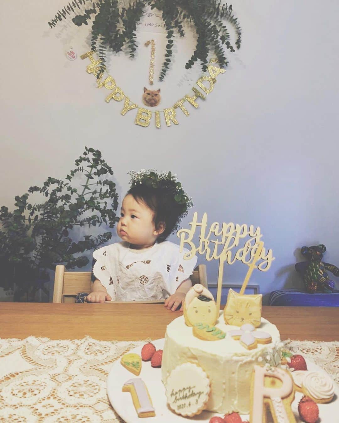 濱中鮎子さんのインスタグラム写真 - (濱中鮎子Instagram)「6/3に1歳を迎えました。  色んなことがありすぎて記憶が飛んでいますが、元気に力強く育ってくれていることに感謝。  去年の今頃は産後ハイで全く眠れなかったなぁ。 そして今日は登園2日目。 園庭でダンゴムシに釘付けだったそう。  とにもかくにもおめでとう！ すくすく育て！  #手作りケーキの雑さも @canvascookiesjiyugaoka  さんのアイシングクッキーで華やぎました。ありがとうございました😊 ケーキのお皿は桜の灰釉薬を使ったもの。 @logiplantsandflowers  さんのコンセプトが素敵で、お嬢も名前に「花」 が入っているし、繋がるなぁとファーストケーキはこちらで。  #お嬢1歳になりました #スマッシュケーキやらせようとしたら #全く破壊しなかった #平和主義」6月4日 1時55分 - ayukohamanaka