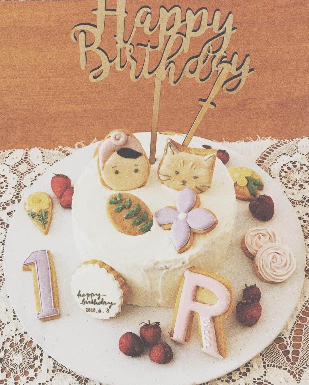 濱中鮎子さんのインスタグラム写真 - (濱中鮎子Instagram)「6/3に1歳を迎えました。  色んなことがありすぎて記憶が飛んでいますが、元気に力強く育ってくれていることに感謝。  去年の今頃は産後ハイで全く眠れなかったなぁ。 そして今日は登園2日目。 園庭でダンゴムシに釘付けだったそう。  とにもかくにもおめでとう！ すくすく育て！  #手作りケーキの雑さも @canvascookiesjiyugaoka  さんのアイシングクッキーで華やぎました。ありがとうございました😊 ケーキのお皿は桜の灰釉薬を使ったもの。 @logiplantsandflowers  さんのコンセプトが素敵で、お嬢も名前に「花」 が入っているし、繋がるなぁとファーストケーキはこちらで。  #お嬢1歳になりました #スマッシュケーキやらせようとしたら #全く破壊しなかった #平和主義」6月4日 1時55分 - ayukohamanaka
