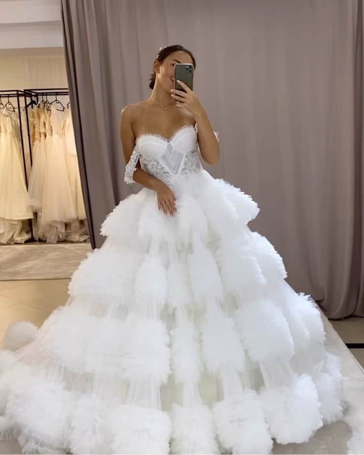 Wedding Lifeのインスタグラム：「Ukrainian @pollardi_fashion_group wedding dresses are gaining a world popularity! Dress Royalty | 3199 by @pollardi_fashion_group #PollardiFashionGroup #Pollardi #newcollection #weddinggown #instawedding #weddingday #weddingdress #bridal #bride #bridetobe #fashion #style #newyork #london #dubai #paris #istanbul #moscow  #nyc #miami  #moda #プレ花嫁 #卒花 #卒花嫁 #ウェディングドレス  #ウェディングフォト #結婚準備 #前撮り #花嫁」