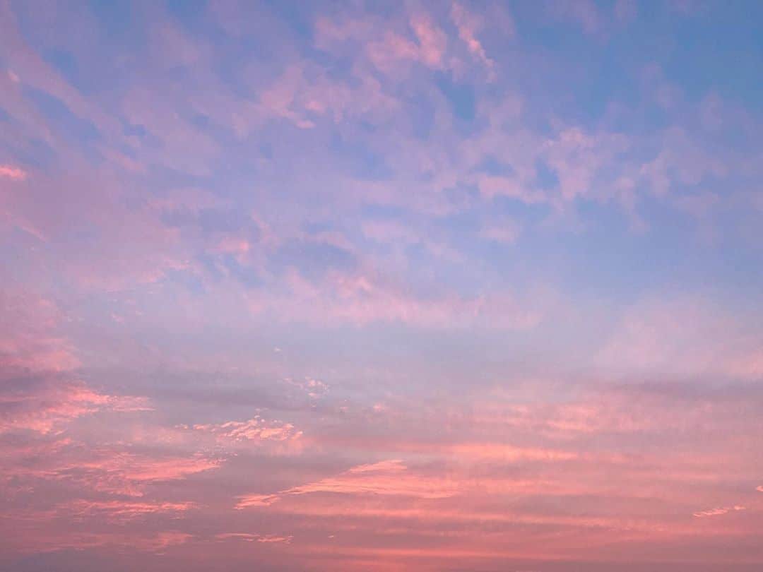 宮川紗麻亜さんのインスタグラム写真 - (宮川紗麻亜Instagram)「🌻 今日の空。 グラデーションが綺麗で、思わずパシャリ📸 DEEPのSORAが思い浮かんだ、今日はそんな日だったとさ🎶 #空 #sora #gradation #colour」6月4日 2時14分 - sunflower__summer