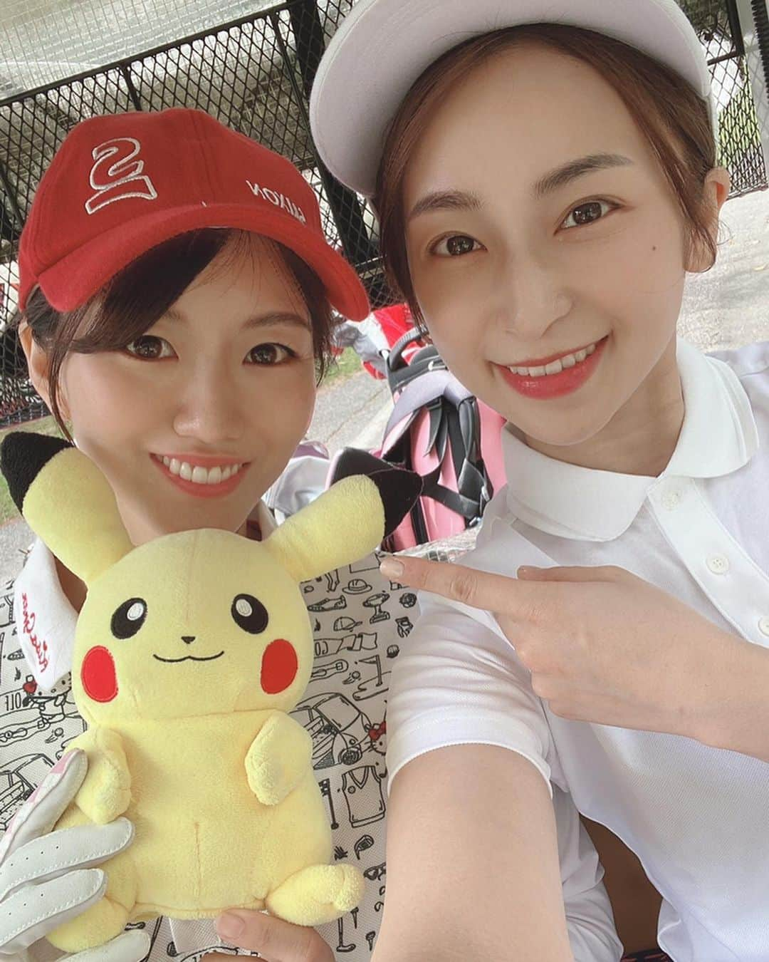 にゃんさんゴルフさんのインスタグラム写真 - (にゃんさんゴルフInstagram)「. . いつかのあすとのゴルフ⛳️ 姉カン！ 地元のお友達がキャディさんしてるよ！笑 レストランはソーシャルディスタンス🙃 ビニールが！ . . 来月旅行予定してたけど 行けるかなあ..🥺 . #姉カン#姉ヶ崎カントリー倶楽部#千葉ゴルフ#ゴルフ銀座 #時差投稿 #ポニーテール#ポニーテール女子#スポーツ女子 #ゴルフ #ソーシャルディスタンス#golfgirl #ladiesgolf#golfhotties#golfbabes#pikachu#pokémon #golflife #golfstagram #lovegolf  #golfer #instagolf #markandlona #골프 #모델 #한국#高尔夫球」6月4日 2時16分 - miiiii0228