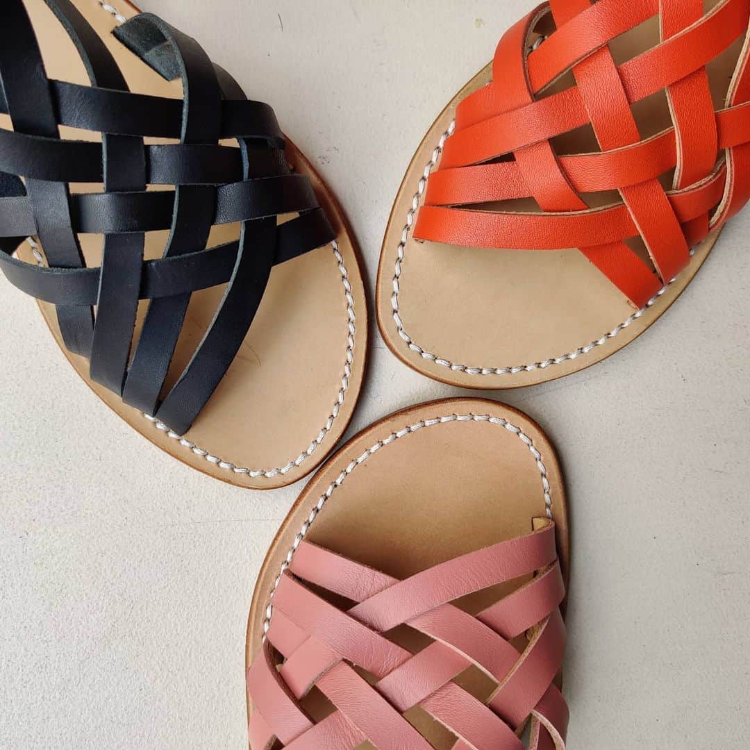 のインスタグラム：「A N N A B E L  Belle dans toutes les couleurs 🖤🌺🧡 #souliers #faitmainenfrance #leathersandals #bespokeshoes #handcrafted #flatsandals #handmadeinfrance🇫🇷 #southoffrance🇫🇷 #shoes #pinkshoes #orangeshoes #blacksandals」