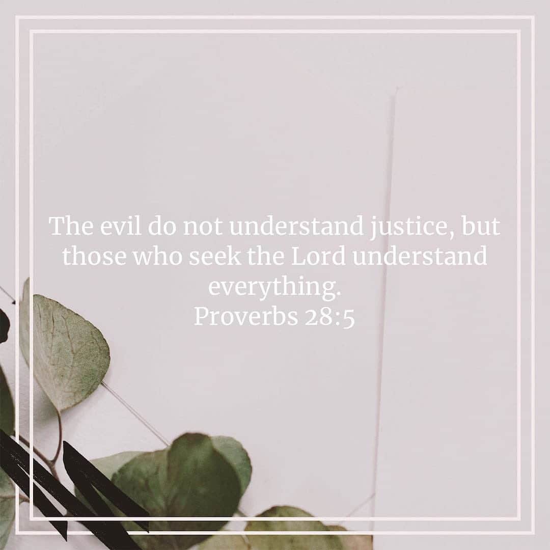 ケイラ・フィリップスのインスタグラム：「Just wanted to share a couple of verses. In the midst of it all, God is sovereign, loving & caring. Cast your cares on Him for He has conquered this world. 🤍」