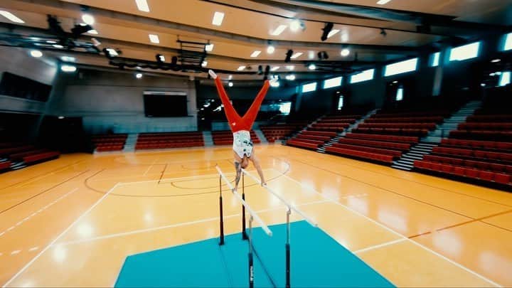 マゼル・ニューエンのインスタグラム：「🤸🏽‍♂️❤️ Shot by: @minidrone.studio ————— #gymnastics #parallelbars #routine #drone #dronephotography #minidrone #shooting #video #themarcelnguyen」