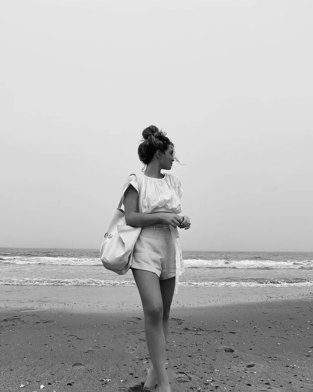Kelsey Simoneのインスタグラム：「Visited the sea & sand with my family the other day! Swipe for outfit details 🐚 #revolveme」