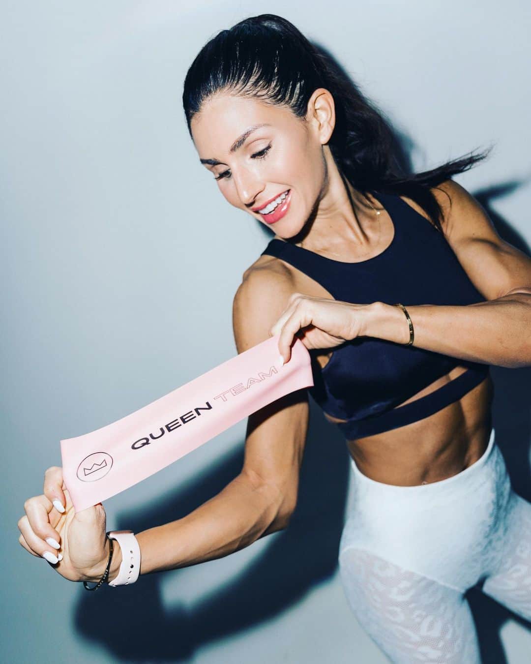 Alexia Clarkさんのインスタグラム写真 - (Alexia ClarkInstagram)「“Resistance band workouts are so easy”  SAID NO QUEENTEAM MEMBER EVER!  Haha who can attest to that?! Guess what’s back in stock?! www.alexia-clark.com  #alexiaclark #queenofworkours #queenteam #queen2020 #fitness #resistancebands #bandworkout #homeworkout #wfh #gymworkout #workoutmotivation #fitforHisreason」5月31日 5時25分 - alexia_clark