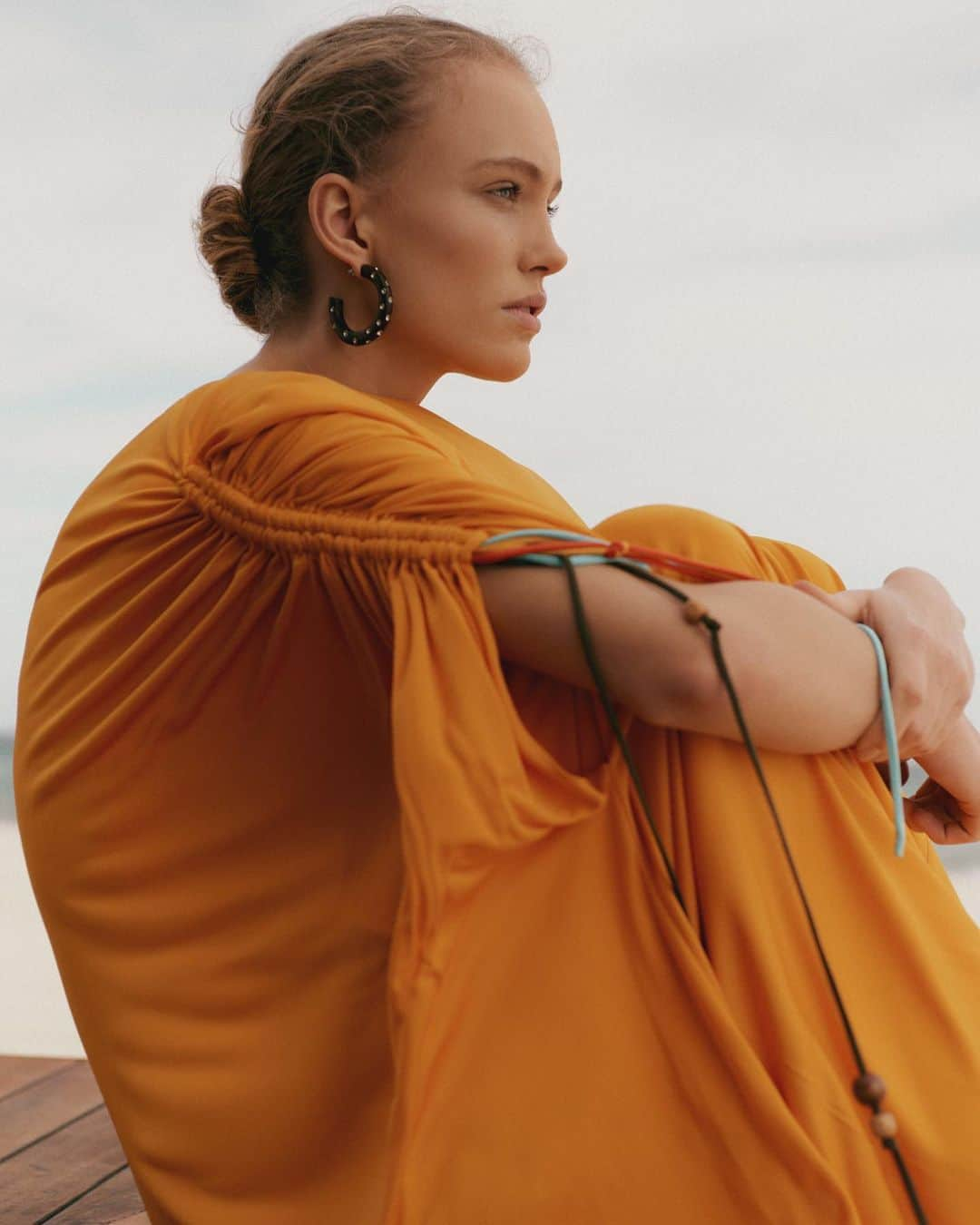 オスカーデラレンタさんのインスタグラム写真 - (オスカーデラレンタInstagram)「Feels like summer. Find escape in the silken georgette of our #odlrspring2020 burnt orange caftan, which features cascading sleeves and beaded fringe. Captured by @modaoperandi.」5月31日 5時32分 - oscardelarenta