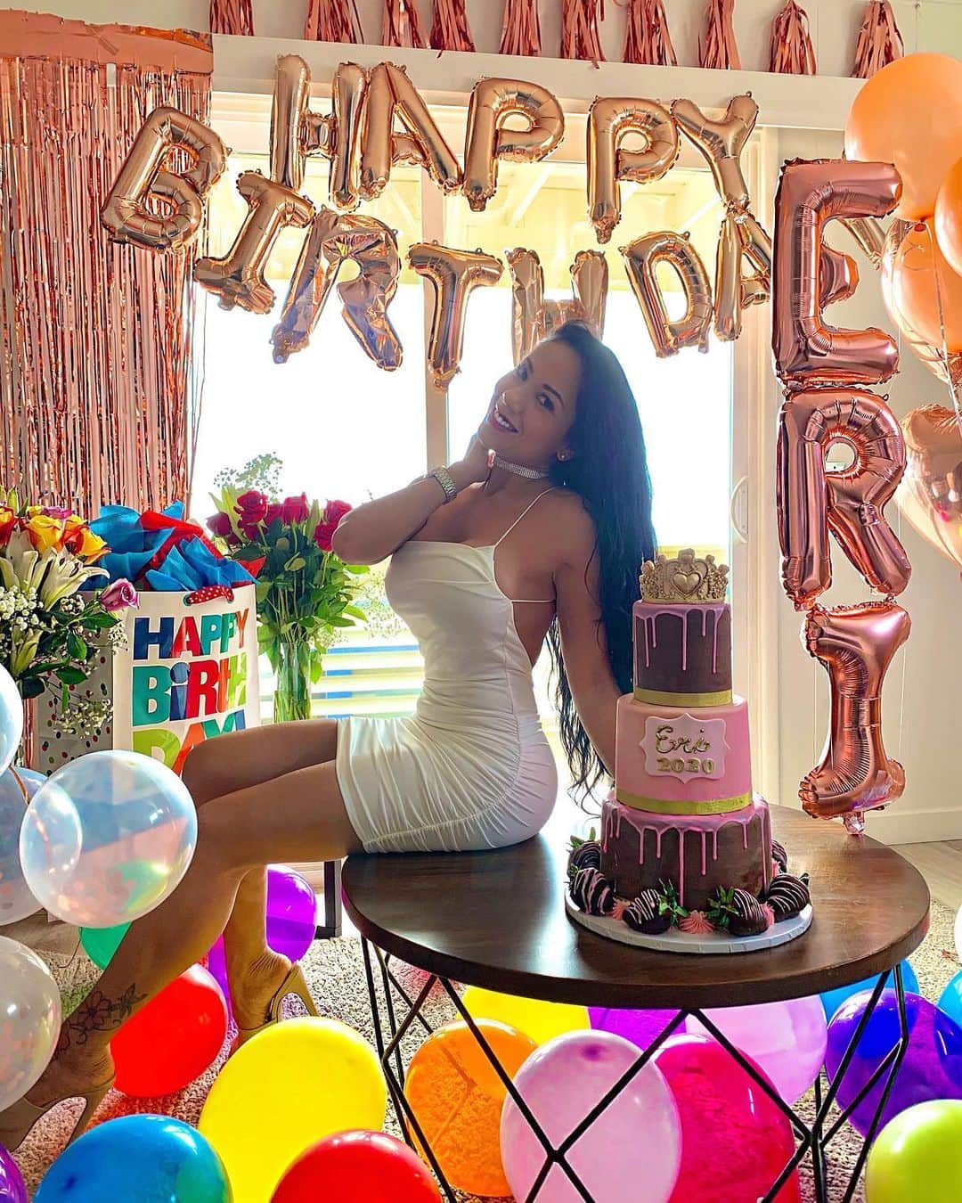 Eri Antonのインスタグラム：「Today is my birthdayyyy!!! 🥳🎊🎉⁣🎈 Time has a crazy way of changing us…..we need to realize we can only control our thoughts and actions when dealing with life’s issues.  It is the challenges of life that force us to grow and learn the most.  My view on life continues to change and I place high value on quality over quantity.  I find greater meaning in life when I am more selective on how and where I spend my time, the  relationships I invest in and those I allow into my life that can influence me and offer me advice.  We eventually all become shaped by of our actions and the people we surround ourselves with.  So for me I find it more important to treat my mind like I do my body.  When the focus is on proper training and diet I get the best results.⁣ I want to thank each and every one of you for all the love and kind messages.  I read them all and you are truly the best. 😘💕」
