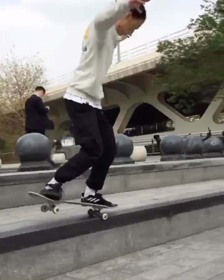 adidas Skateboardingのインスタグラム：「/// @brian_peacock back at it. • #adidasSkateboarding」